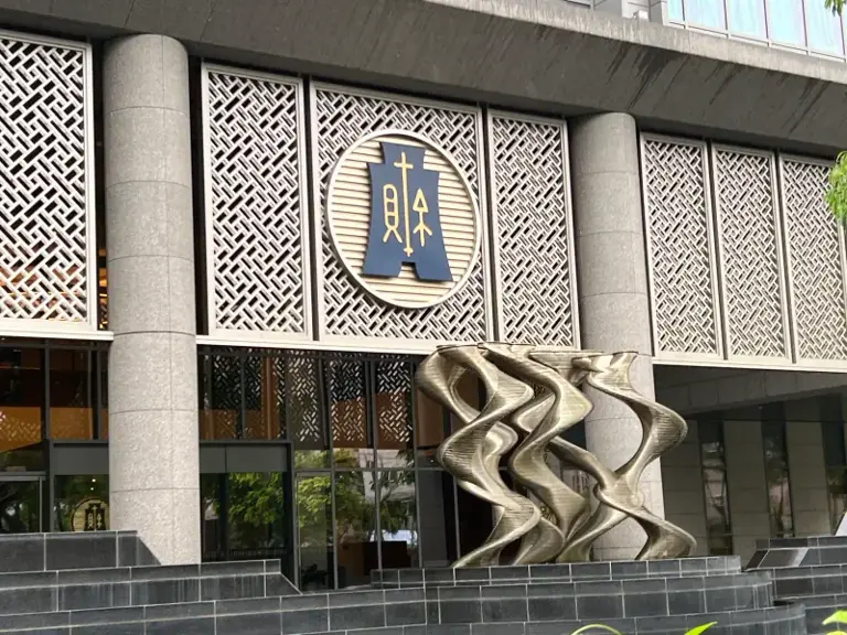 ▲汽機車汰舊換新減徵貨物稅，財政部今（12）日修正發布相關辦法，民眾於9月7日後購買小型小客車、小型機車並完成新領牌照登記，不影響退稅權益。（圖／記者顏真真攝） 