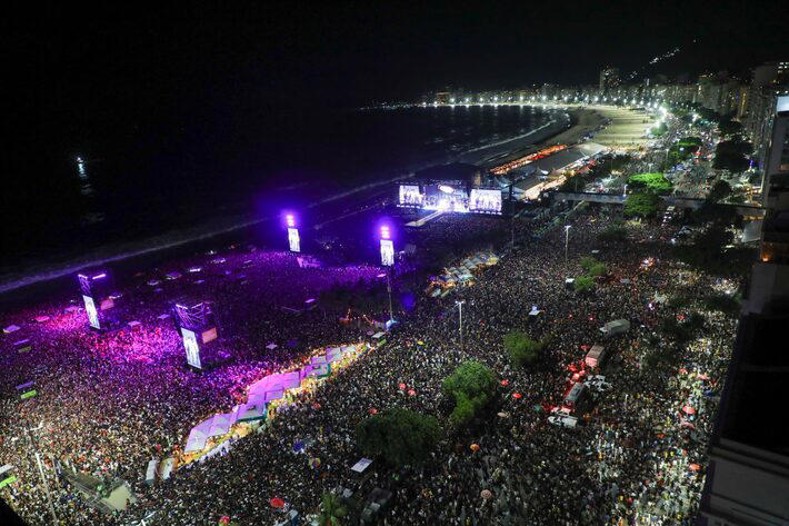 Prefeitura e a Polícia Militar estimam um público de 2,1 milhões de pessoas nas areias da praia de Copacabana Foto: Alexandre Macieira/ Riotur