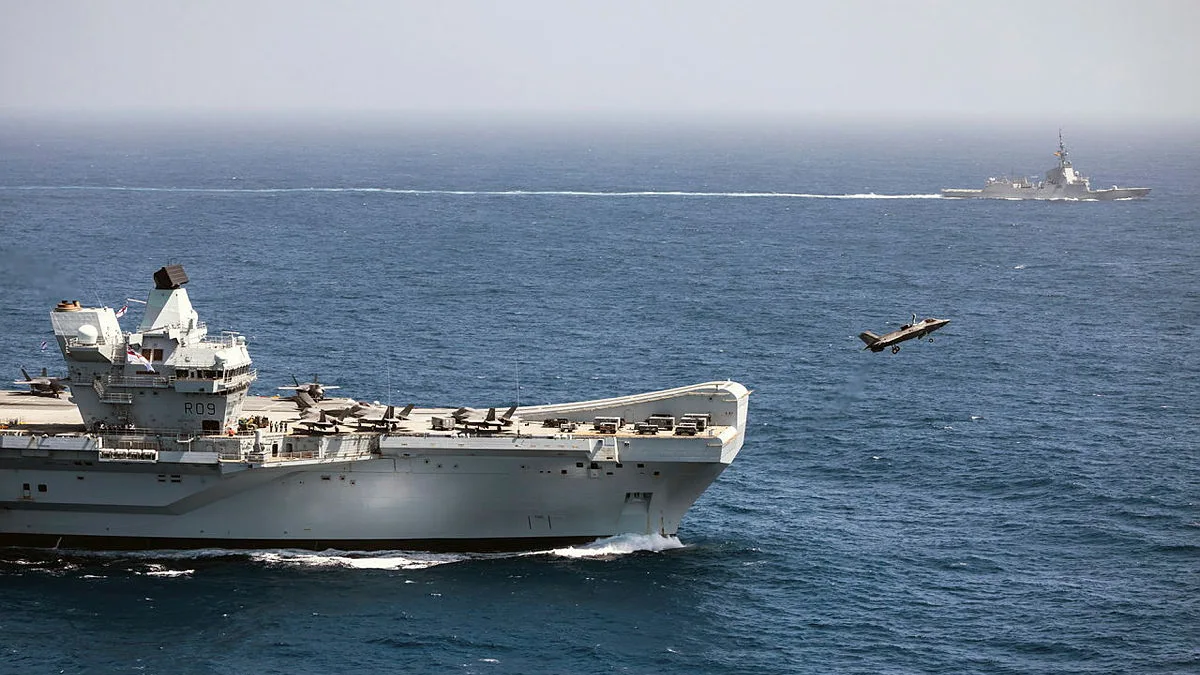 Un caza F-35 despega del portaaviones «Prince of Wales», que navega junto a la fragata «Méndez Núñez»