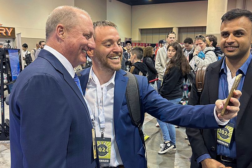 ARCHIVO - Accionistas de Berkshire Hathaway hacen fila para tomarse selfis con Greg Abel el viernes 3 de mayo de 2024 en Omaha, Nebraska. (Foto AP/Josh Funk, Archivo) Copyright 2025 The Associated Press. All rights reserved.