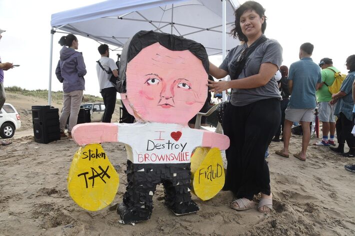 Moradores protesto contra Elon Musk durante a votação sobre a Starbase Foto: Valerie Gonzalez/AP