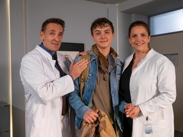 Mark Keller (l.), Rebecca Immanuel und Luis Immanuel Rost spielen bei „Der Bergdoktor“ mit.