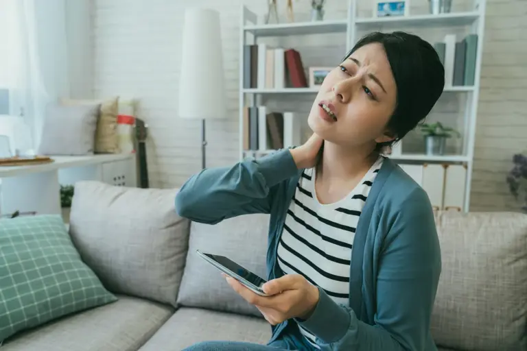 .ปวดคอ บ่า ไหล่ ไหล่ติด ผลกระทบจากพฤติกรรมสังคมก้มหน้าและออฟฟิศซินโดรม.