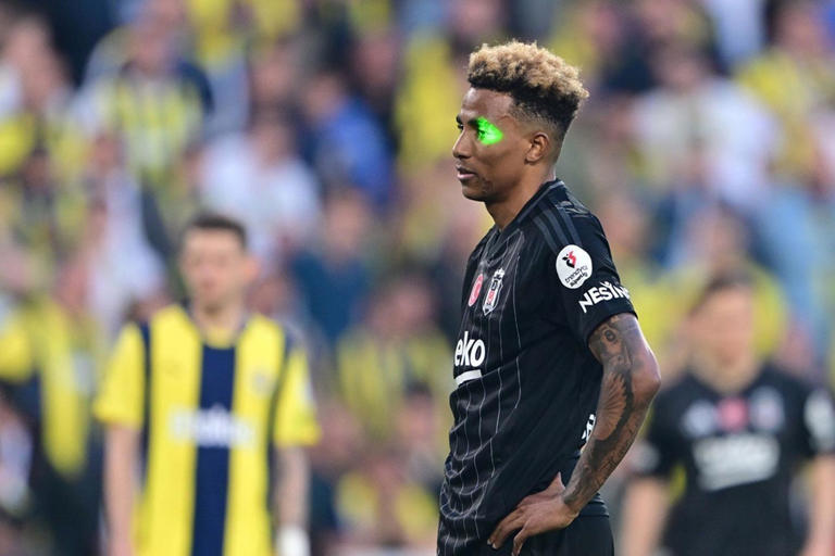 Trendyol Süper Ligin 34. haftasında oynanan Fenerbahçe-Beşiktaş derbisinde Gedson Fernandesin penaltı kullanacağı sırada yüzüne lazer tutan taraftar gözaltına alındı.