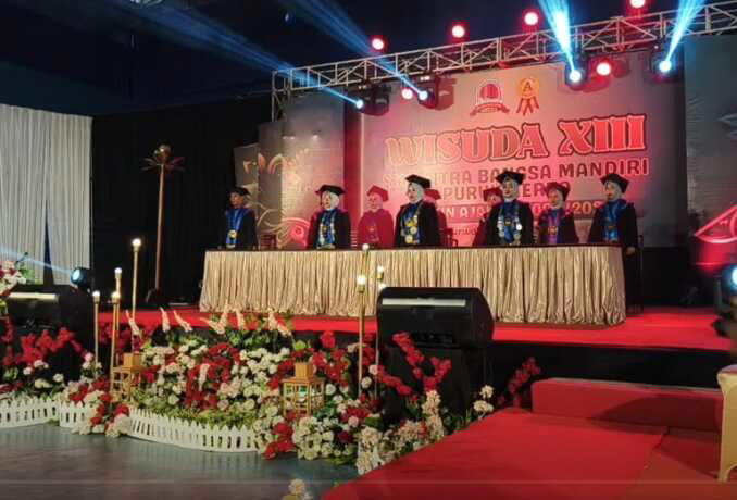 Netizen Muak, Guru Pakai Kalung Kehormatan Bak Guru Besar di Wisuda SMK
