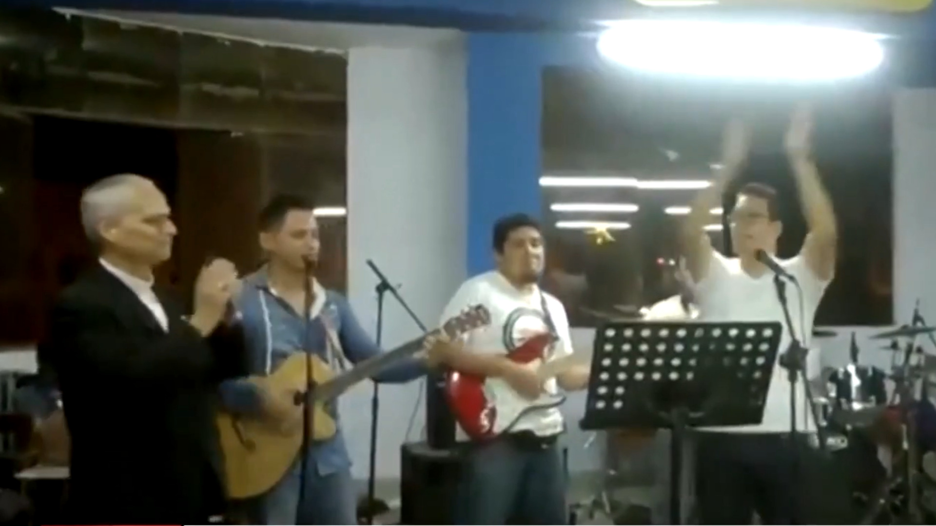 Video pope sings for christmas