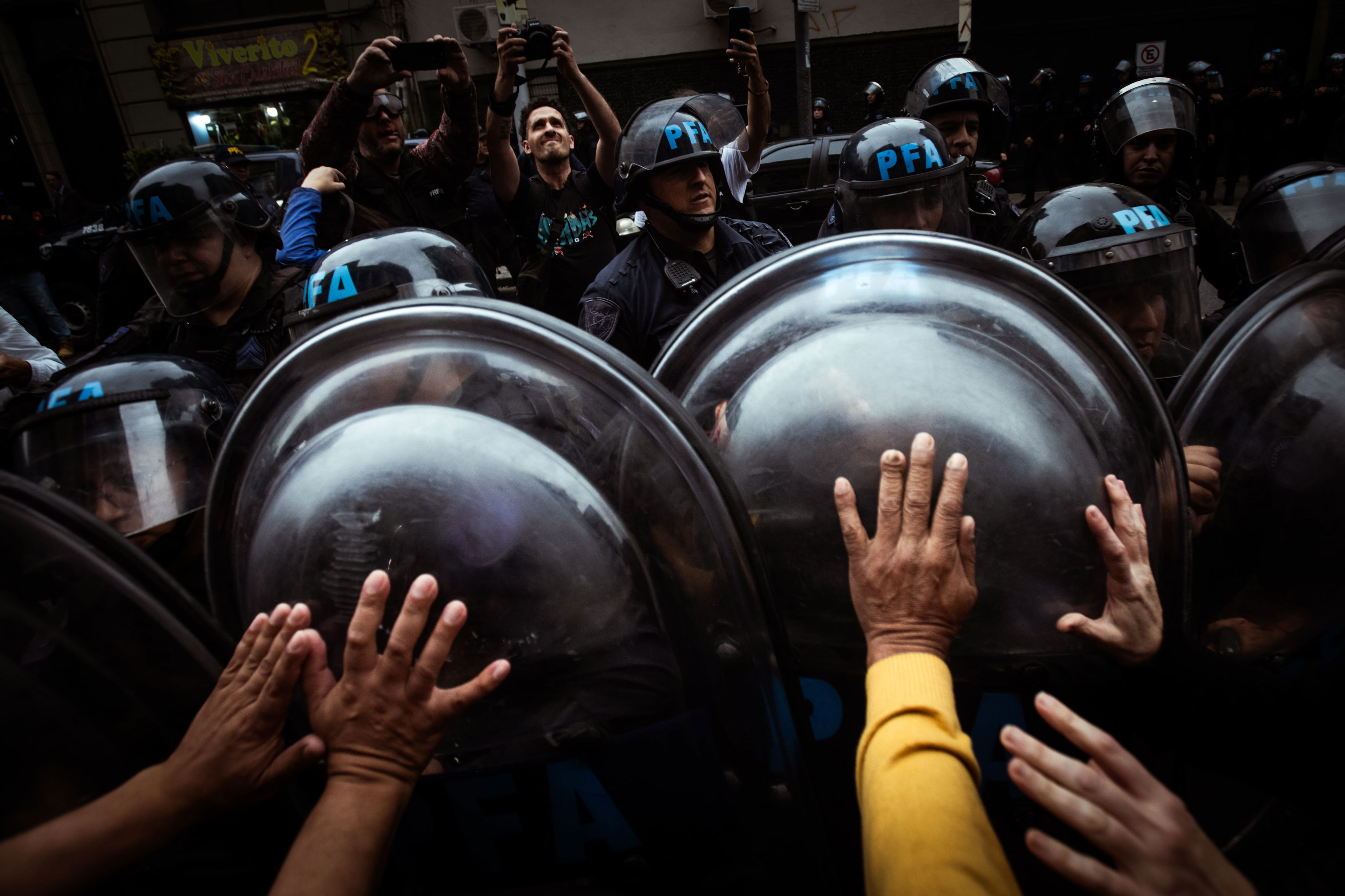 Los manifestantes atrapados en el cordón de la policía. 