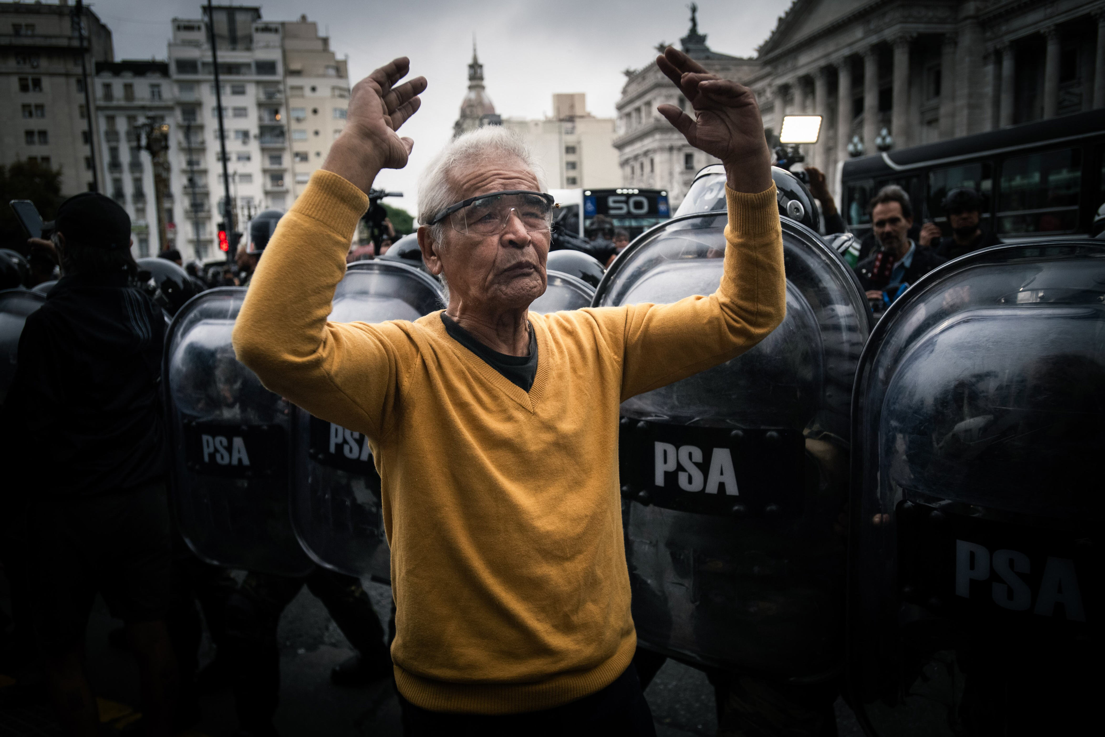 Un grupo de jubilados participa de la protesta que se realiza todos los miércoles frente al Congreso de la Nación, en Buenos Aires, el 7 de mayo de 2025.