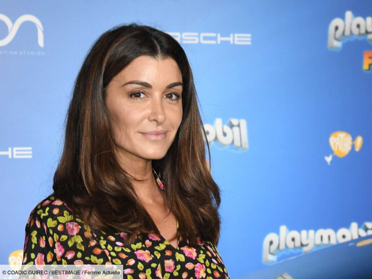 En robe métallisée et cuissardes, Jenifer enflamme l'après-match d'une  rencontre de rugby