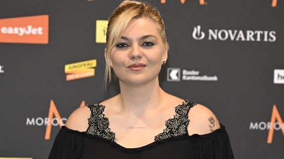 Elle doit gagner" : Louane reprend ce titre symbolique de Céline Dion avant l'Eurovision