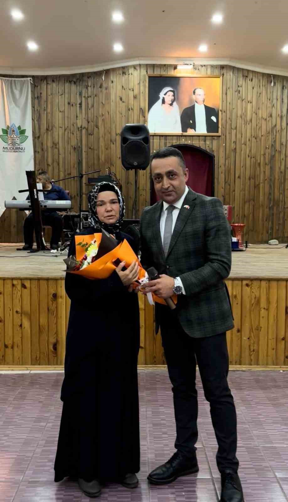 BOLU’NUN MUDURNU İLÇESİNDE, GÖZÜ GİBİ BAKTIĞI 26 YAŞINDAKİ SPASTİK ENGELLİ OĞLUNU KAYBEDEN FATMA KAHRAMAN, ANNELER GÜNÜ KAPSAMINDA DÜZENLENEN TÖRENDE "YILIN ANNESİ" SEÇİLDİ.