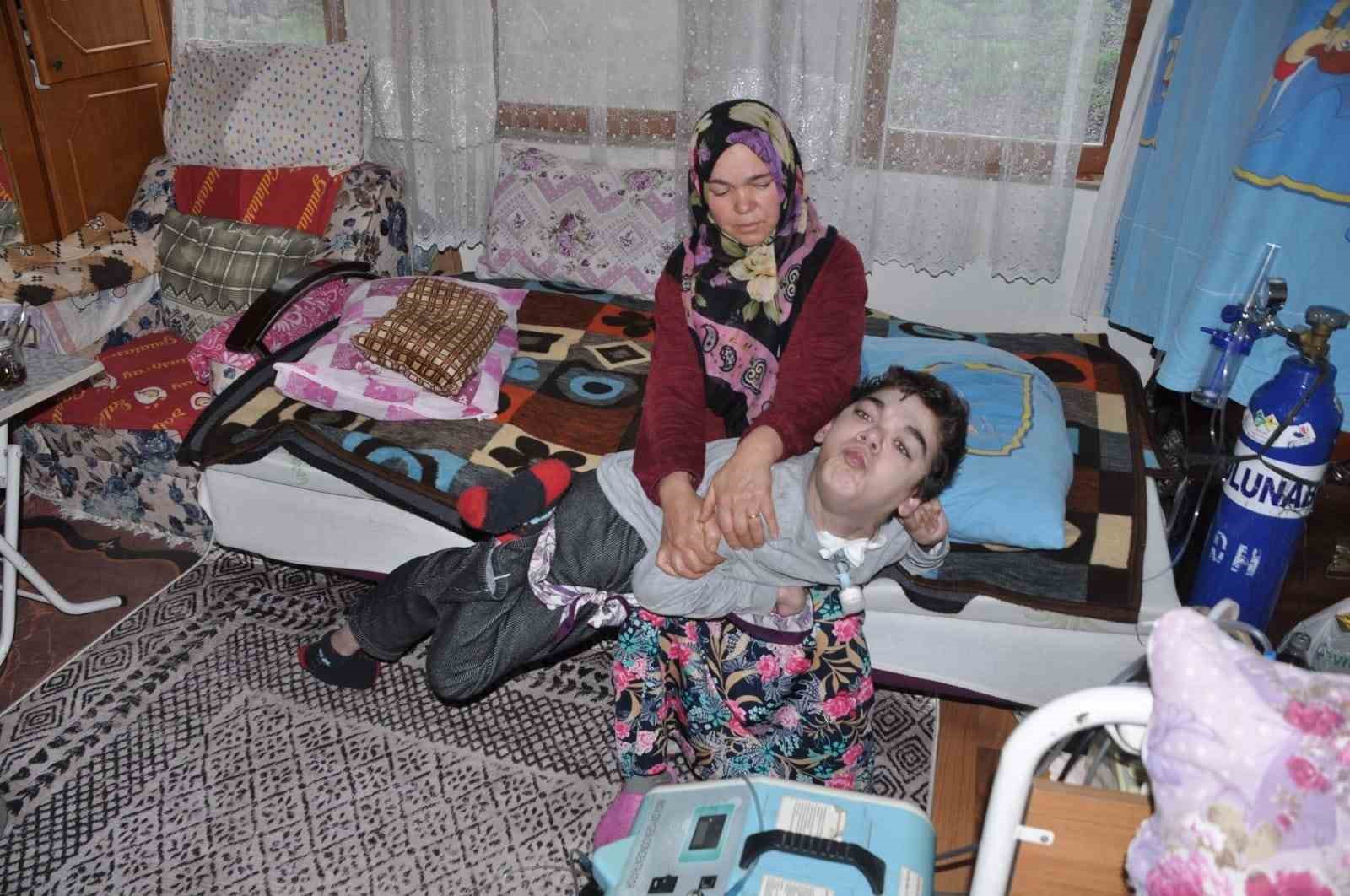 BOLU’NUN MUDURNU İLÇESİNDE, GÖZÜ GİBİ BAKTIĞI 26 YAŞINDAKİ SPASTİK ENGELLİ OĞLUNU KAYBEDEN FATMA KAHRAMAN, ANNELER GÜNÜ KAPSAMINDA DÜZENLENEN TÖRENDE "YILIN ANNESİ" SEÇİLDİ.