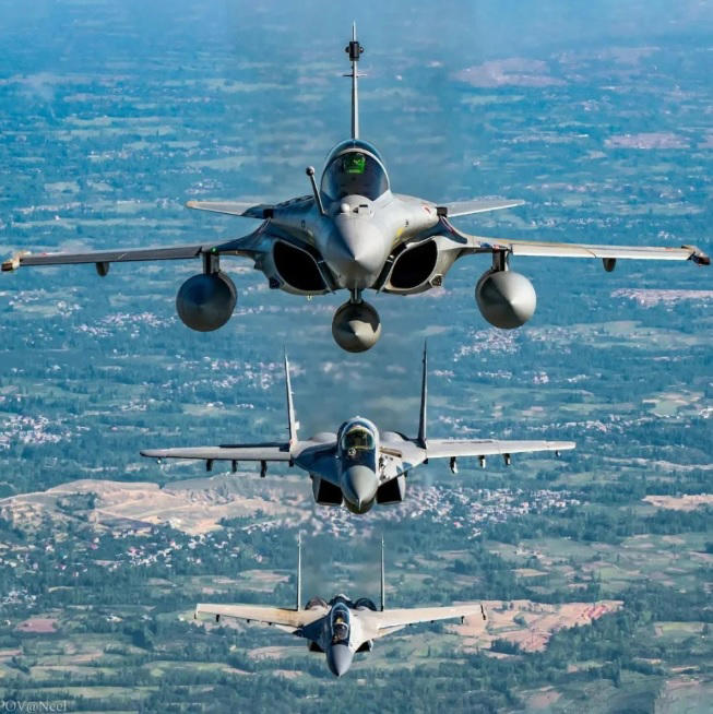 印軍陣風、蘇-30 與米格-29 戰機。 圖：翻攝自 騰訊網 河東三叔