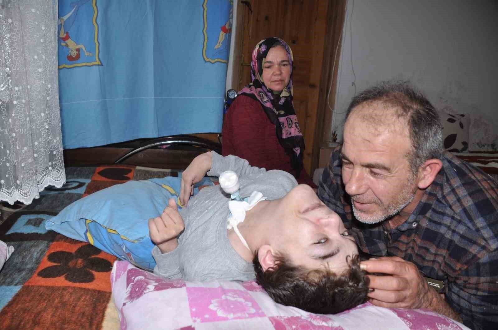 BOLU’NUN MUDURNU İLÇESİNDE, GÖZÜ GİBİ BAKTIĞI 26 YAŞINDAKİ SPASTİK ENGELLİ OĞLUNU KAYBEDEN FATMA KAHRAMAN, ANNELER GÜNÜ KAPSAMINDA DÜZENLENEN TÖRENDE "YILIN ANNESİ" SEÇİLDİ.