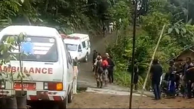 Mobil ambulans saat membawa korban ledakan amunisi di Kecamatan Cibalong, Kabupaten Garut, Jawa Barat, Senin (12/5/2025).