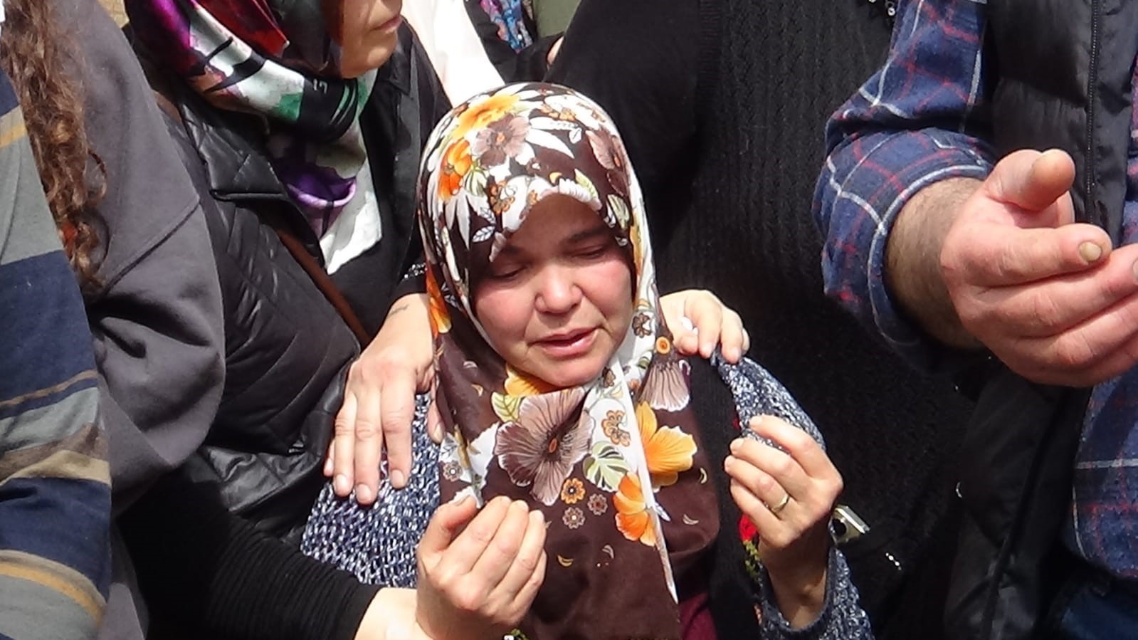 BOLU’NUN MUDURNU İLÇESİNDE, GÖZÜ GİBİ BAKTIĞI 26 YAŞINDAKİ SPASTİK ENGELLİ OĞLUNU KAYBEDEN FATMA KAHRAMAN, ANNELER GÜNÜ KAPSAMINDA DÜZENLENEN TÖRENDE "YILIN ANNESİ" SEÇİLDİ.