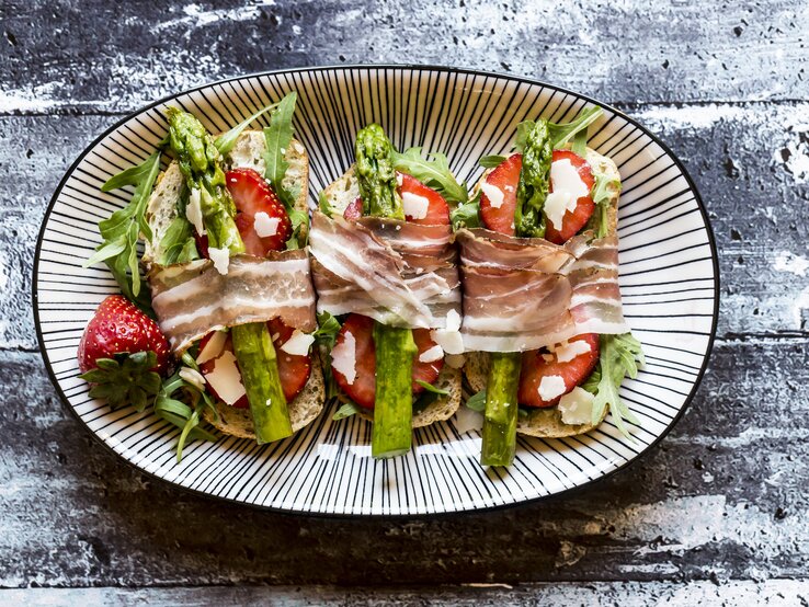 Bruschetta-Rezept mit Spargel, Erdbeeren, Schinken &amp; Parmesan