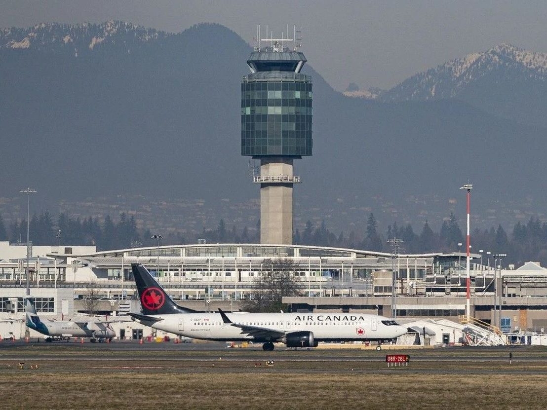 Hijacked plane lands at Vancouver airport, suspect charged(00)