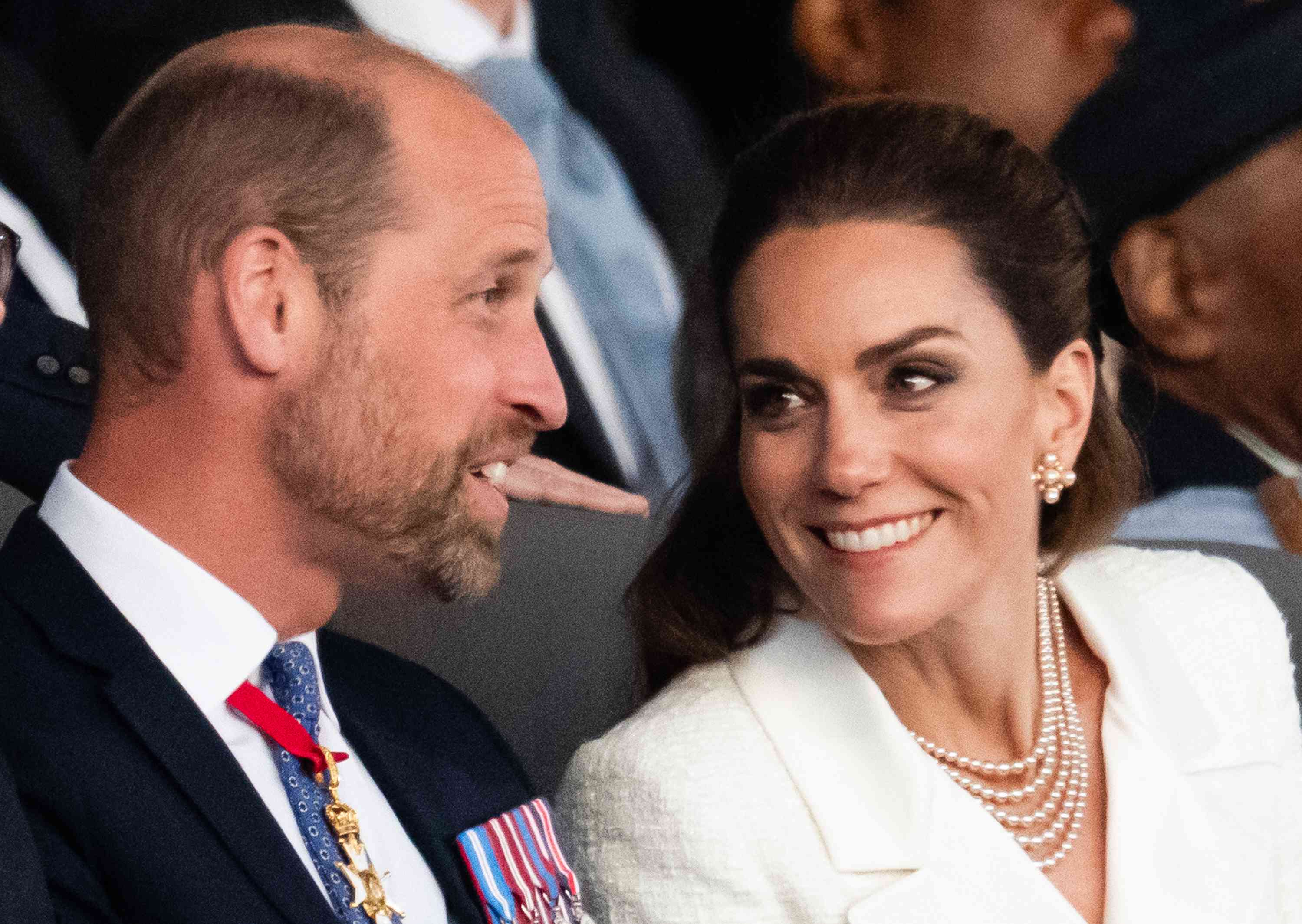See Prince William's Cheeky Response to Fans Calling Kate Middleton(00)