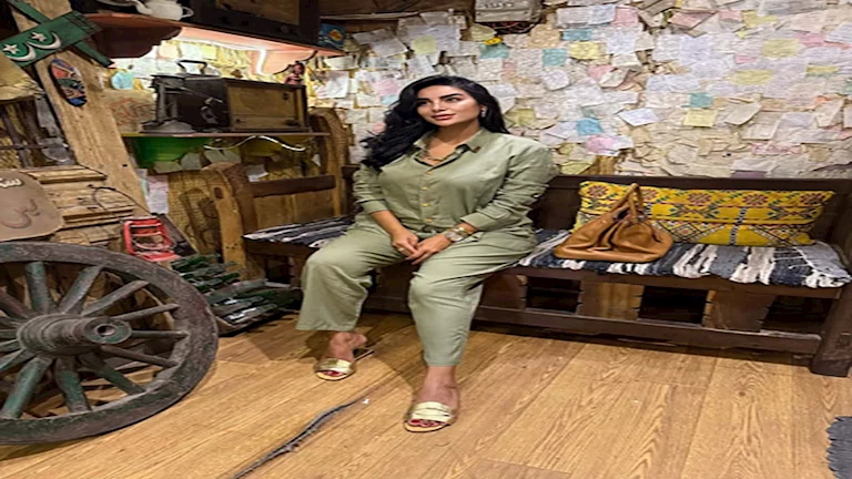 الفنانة جوري بكر