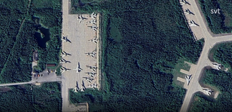 Satellitenbilder von Planet Labs zeigen, wie Moskau seine Militärpräsenz an der finnischen Grenze verstärkt. Hier ist der Luftwaffenstützpunkt in Olenja zu sehen.