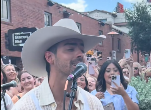 Jonas brother's surprise show had a North Texas town 'burnin up'