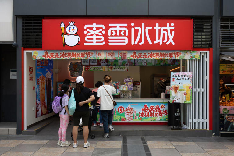 A Mixue tem mais de 45 mil unidades espalhadas pela China e outros 11 países — como Singapura e Tailândia