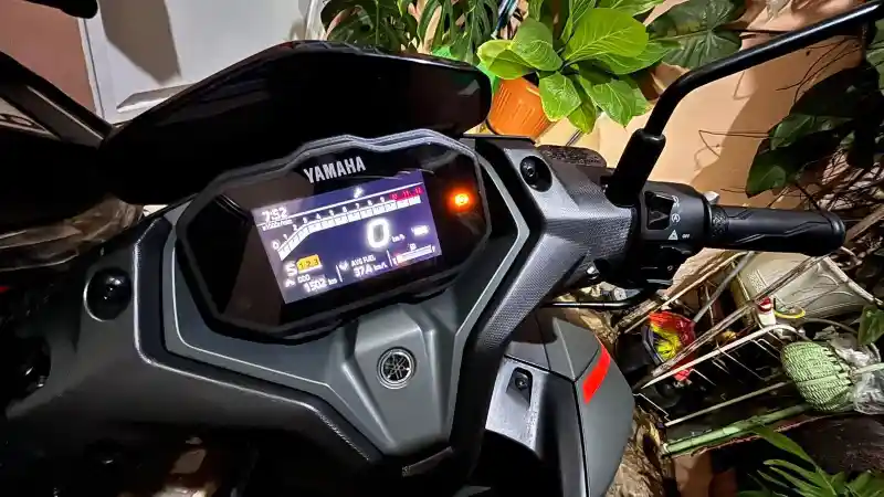 Tampilan GPS built-in pada dashboard motor modern