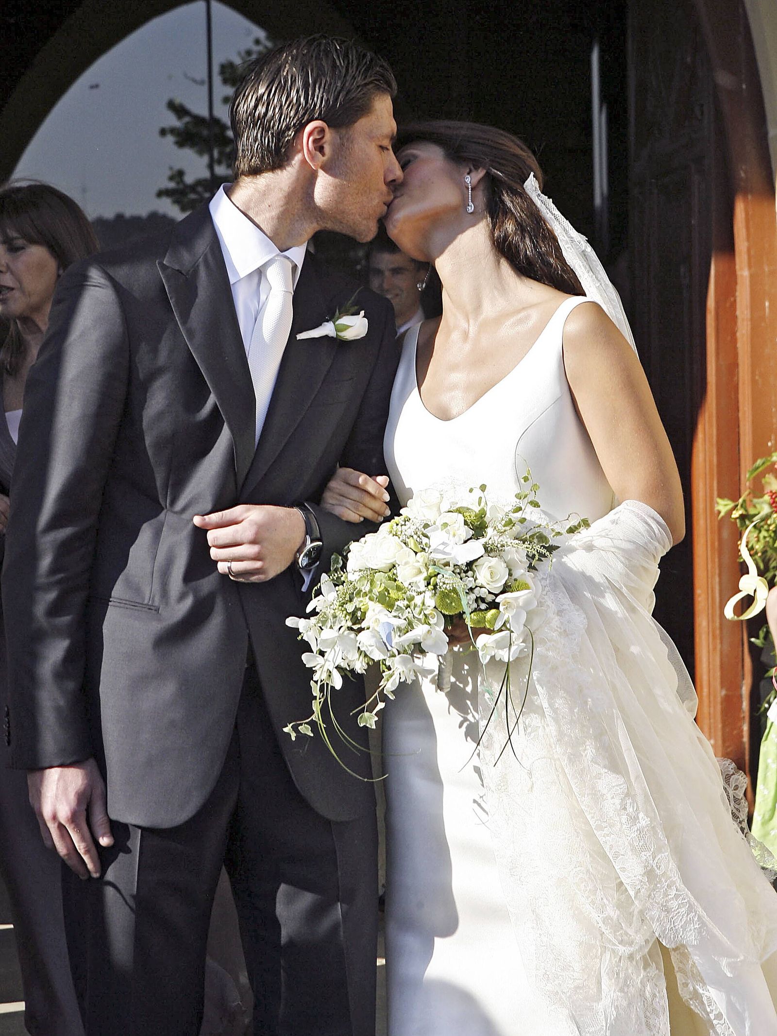 Así fue la boda de Xabi Alonso y Nagore Aramburu: del vestido de novia a  los famosos invitados y su hijo Jontxu, image size:768x1024