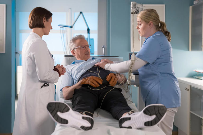 Prof. Maria Weber und Krankenpflegerin Miriam Schreiber mit Stefan Junker. Der Unternehmer leidet an einer Angststörung, vermeidet Berührungen. Nun muss er jedoch wegen seiner Herzprobleme untersucht werden.