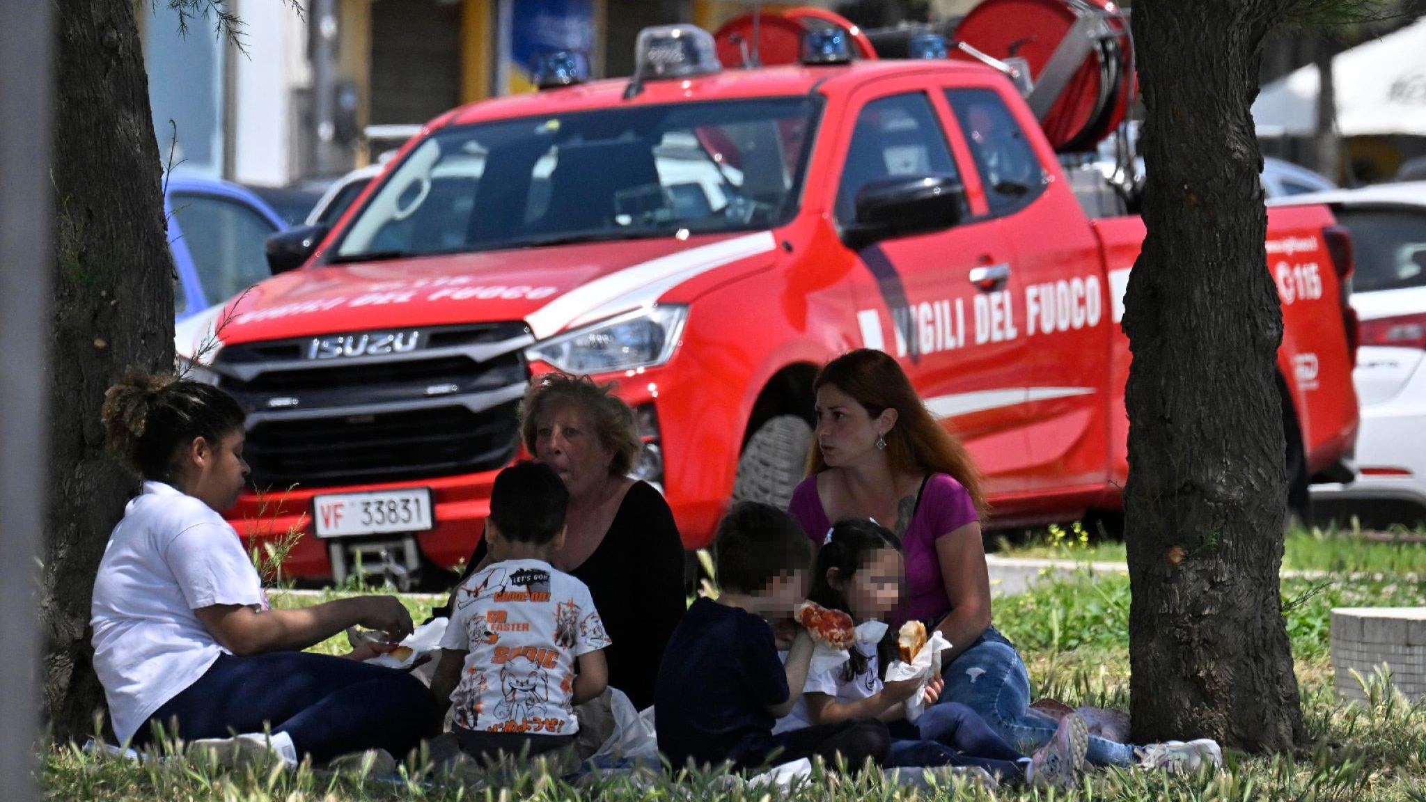 Persone in strada sul lungomare di Pozzuoli dopo la scossa di terremoto, 13 maggio 2025