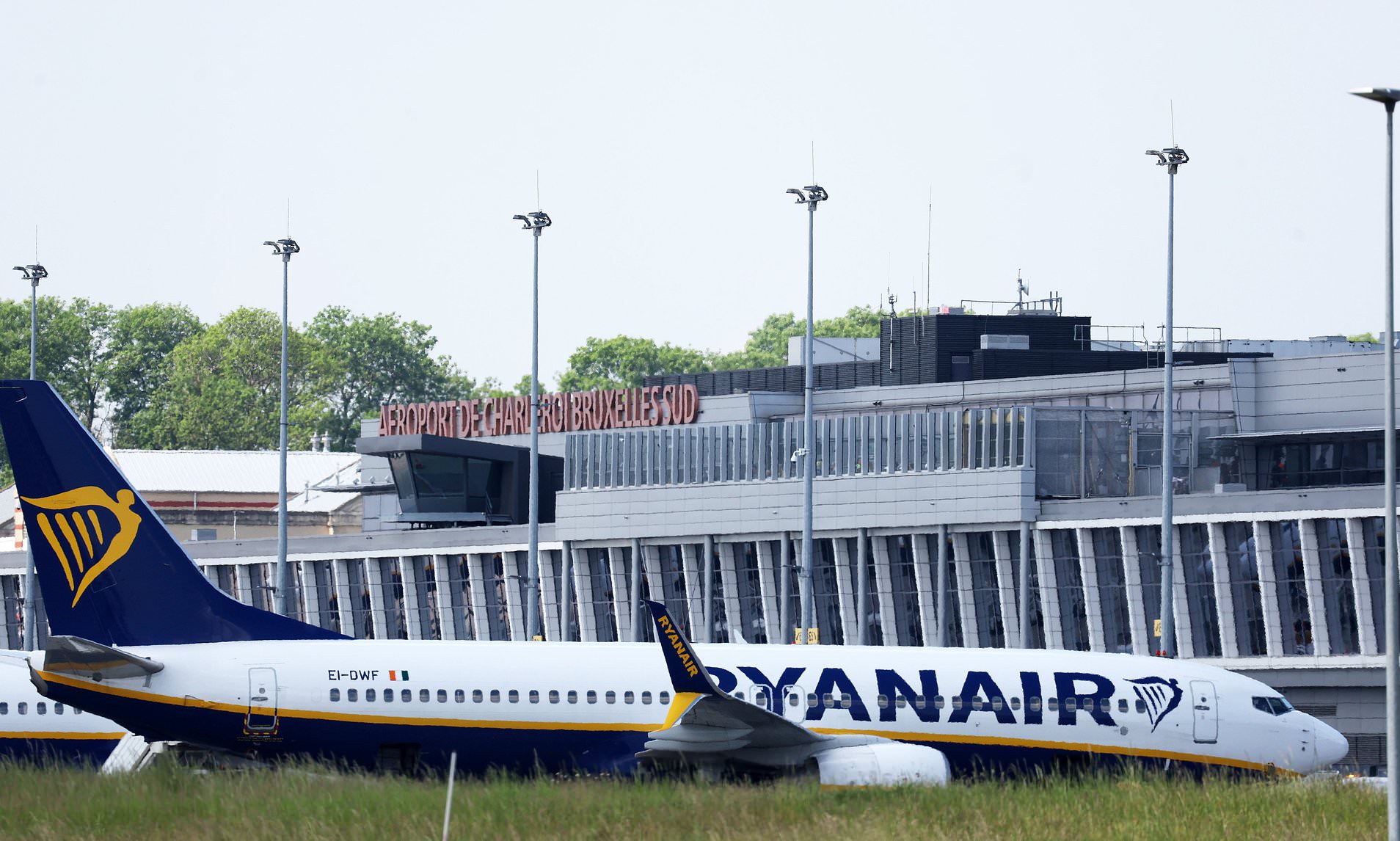 Ryanair plane 'bomb threat' Brussels airport flights suspended