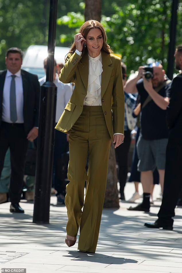 Κέιτ Μίντλετον: To εκθαμβωτικό κοστούμι της Victoria Beckham που φόρεσε στο British Fashion Council - 2