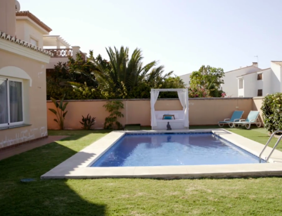 Así es el espectacular chalet de Melody en Málaga, donde se ha preparado  para Eurovisión: con piscina, porche fresco y un increíble 'chill out'