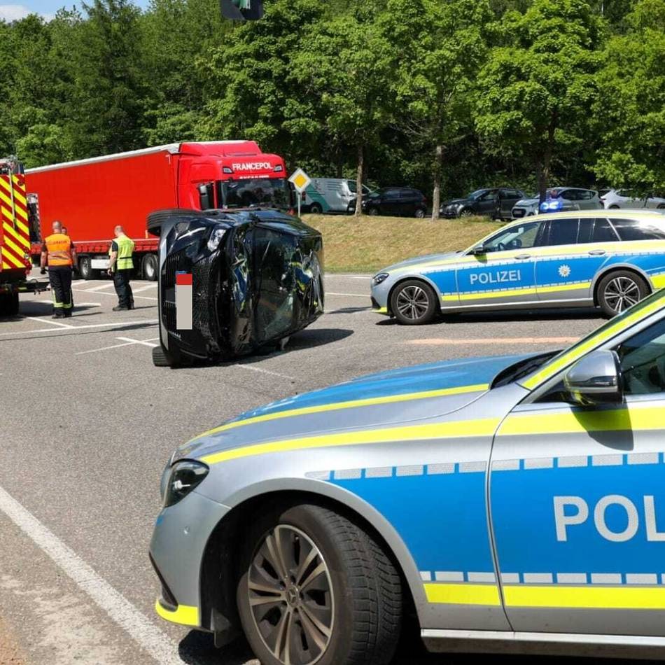 Schwerer Unfall nahe A8 – Gestürztes Auto blockiert B41 bei Neunkirchen ...