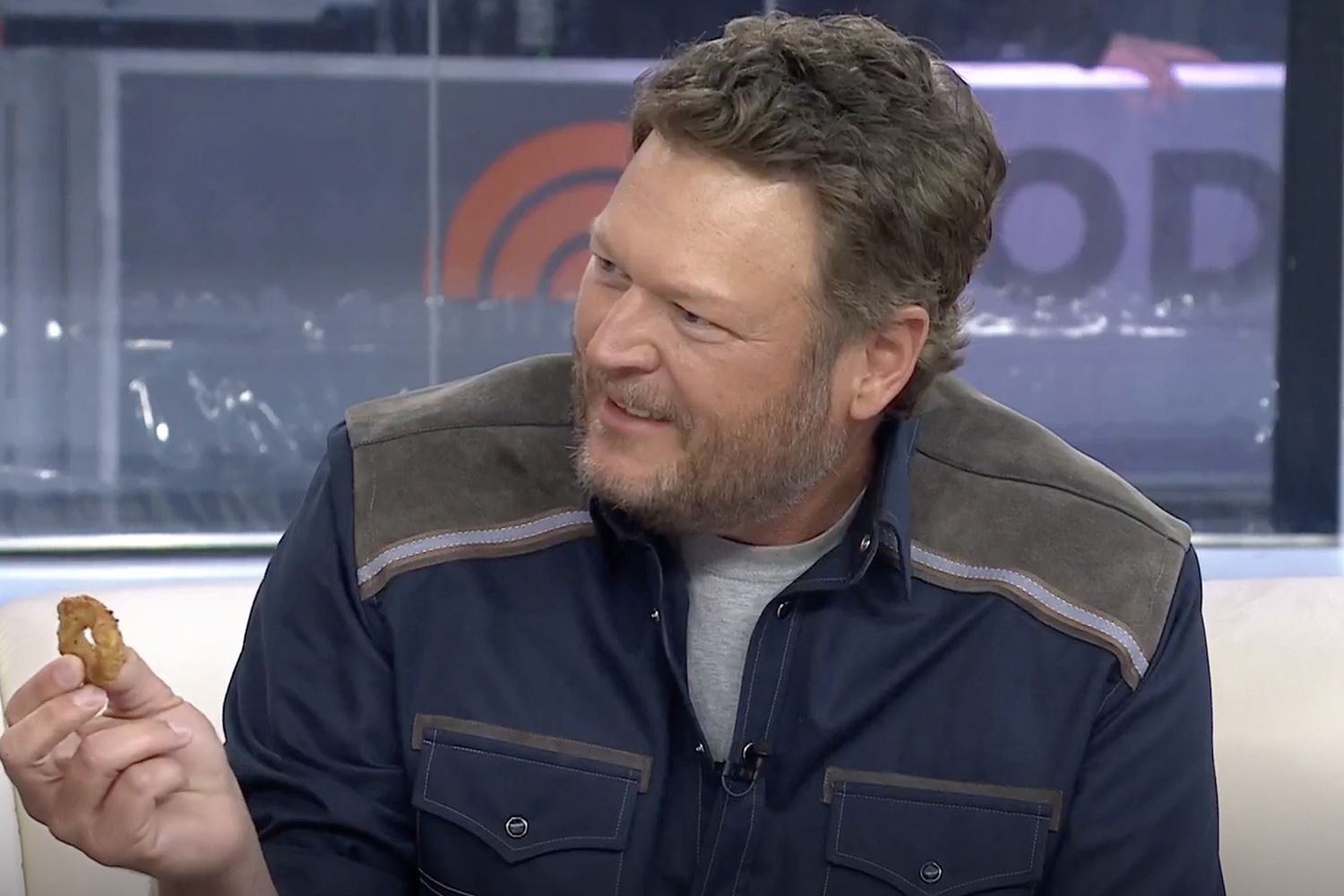 Blake Shelton Chows Down on Calamari Minutes Before “Today” Show(02)