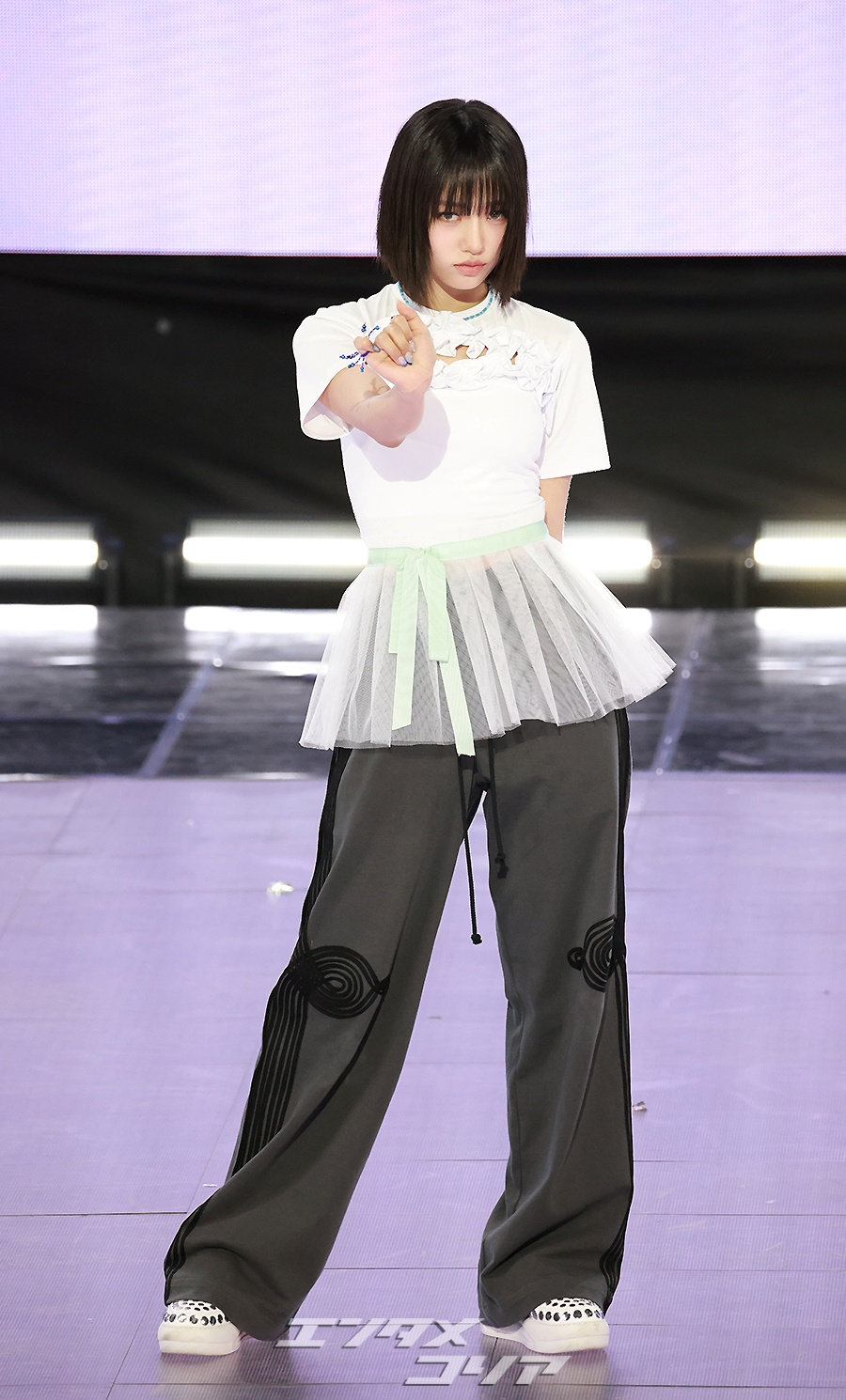 フォト】シックなポーズを取るMEOVVスイン