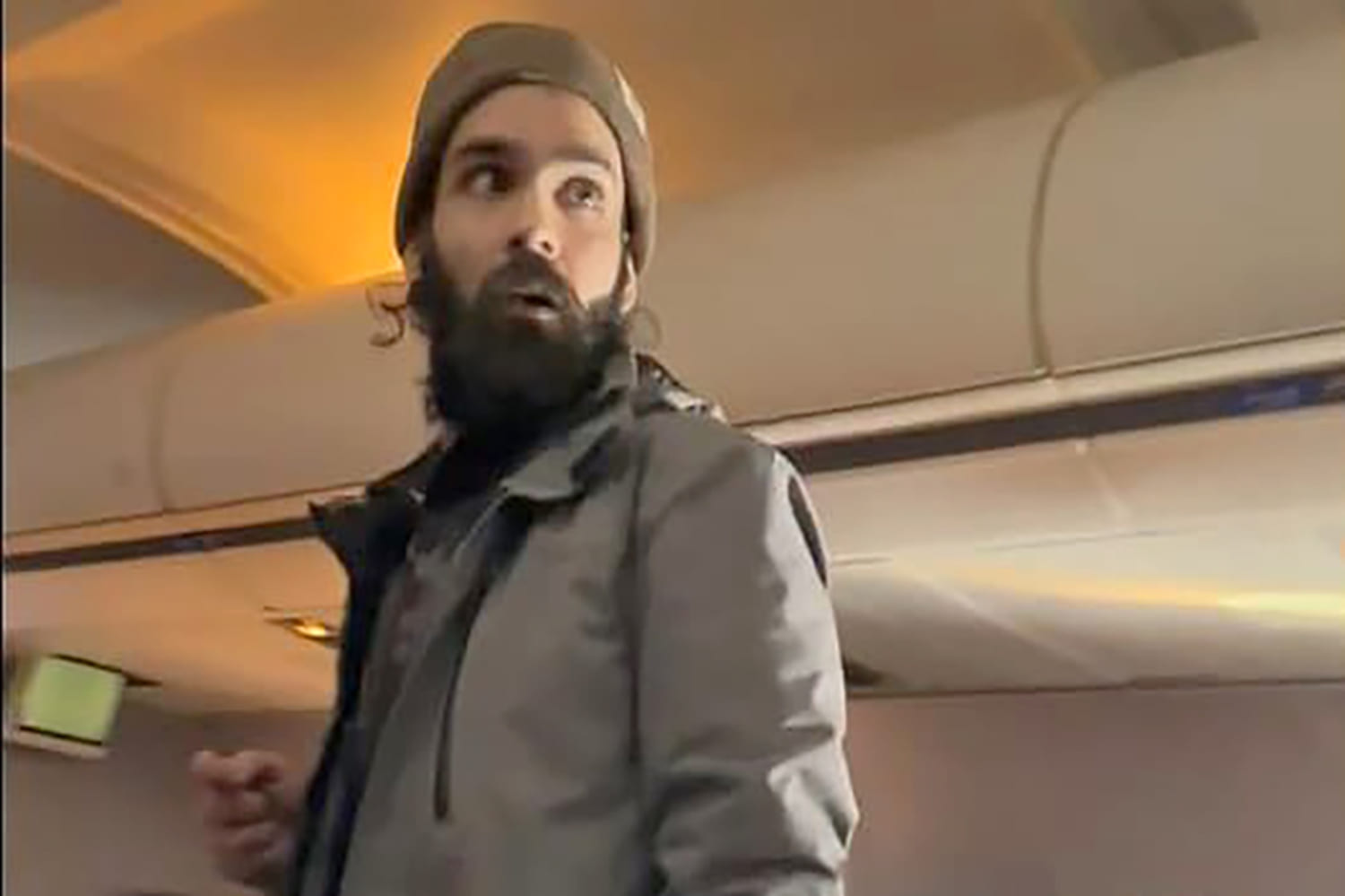 Man pleads guilty to attacking flight attendant during attempt to open(02)