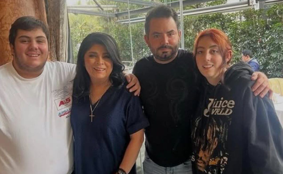 Victoria Ruffo con sus tres hijos: José Eduardo Derbez y los mellizos Vicky y Anuar.