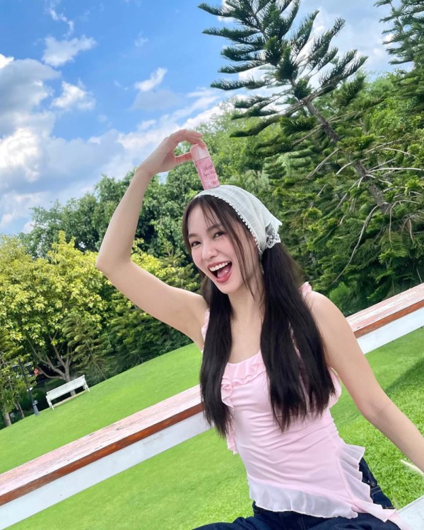 8 Gaya Cute Hairstyle Ala Pimtha: Dari Pakai Topi Hingga Bandana!
