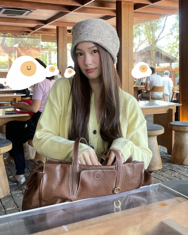 8 Gaya Cute Hairstyle Ala Pimtha: Dari Pakai Topi Hingga Bandana!