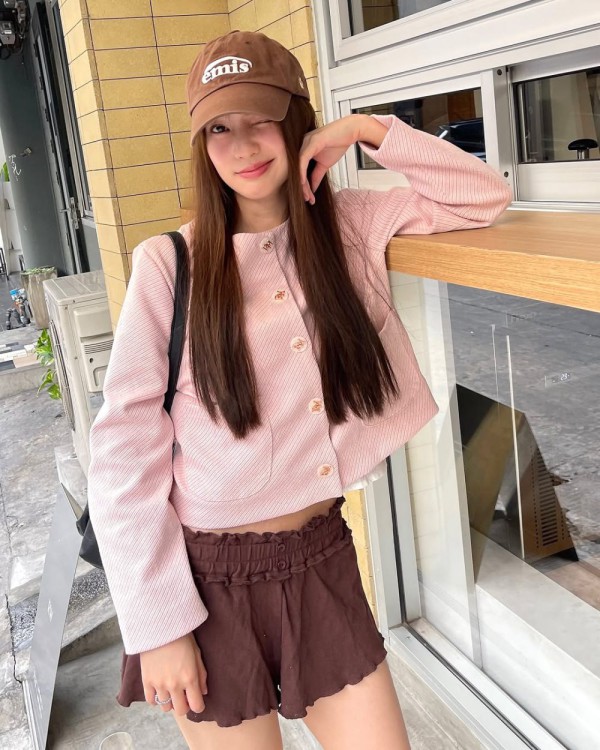 8 Gaya Cute Hairstyle Ala Pimtha: Dari Pakai Topi Hingga Bandana!