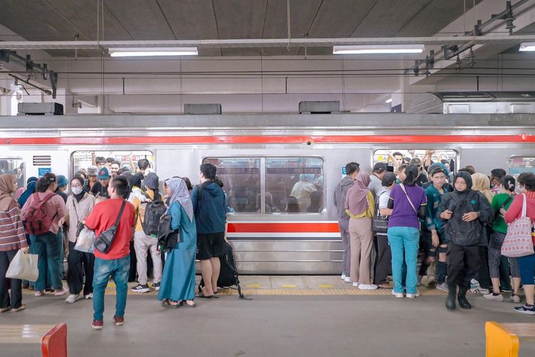 Waspadalah, Bestie! Pelecehan Seksual di Kereta Benar-Benar Terjadi!