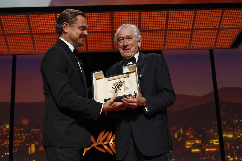 Sahnede yanaklarından öpüp sarıldı: Çırağından ustasına sevgi sözleri… Ödülünü “Hayatımı değiştirdin diyerek verdi…