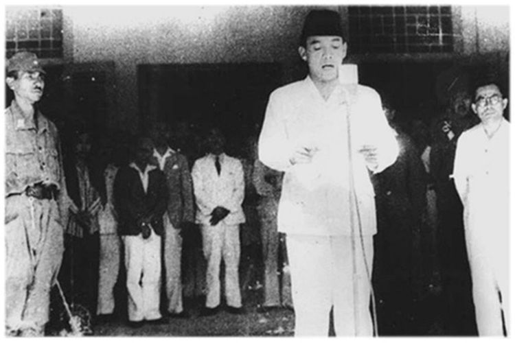 Soekarno membacakan naskah Proklamasi di Jalan Pegangsaan Timur 56, Jakarta pada 17 Agustus 1945.