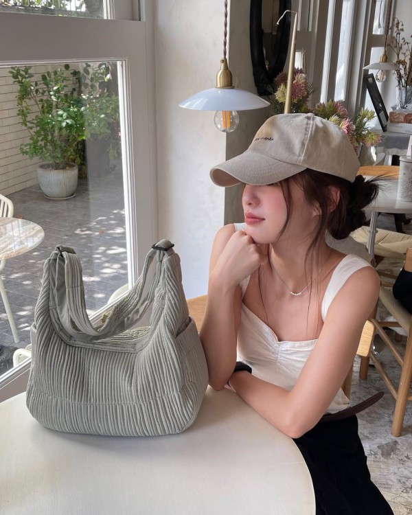 8 Gaya Cute Hairstyle Ala Pimtha: Dari Pakai Topi Hingga Bandana!