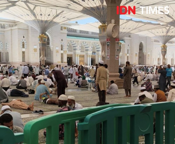 Masjid Nabawi Penuh dengan Jemaah Haji yang Menantikan Rezeki Allah