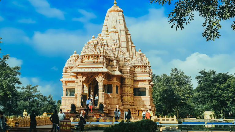 top 10 largest religions in the world (4)