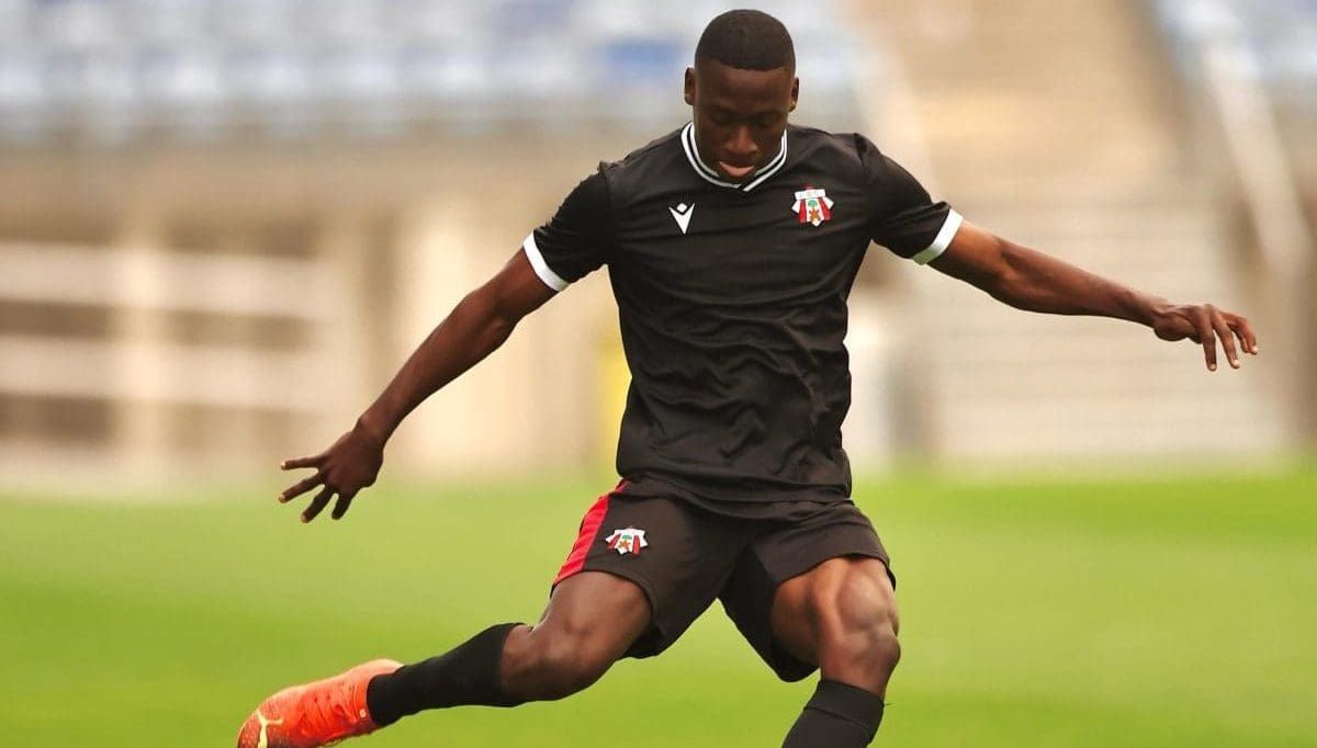 Kaizer Chiefs close in on Portuguese-based star defender Mabuza