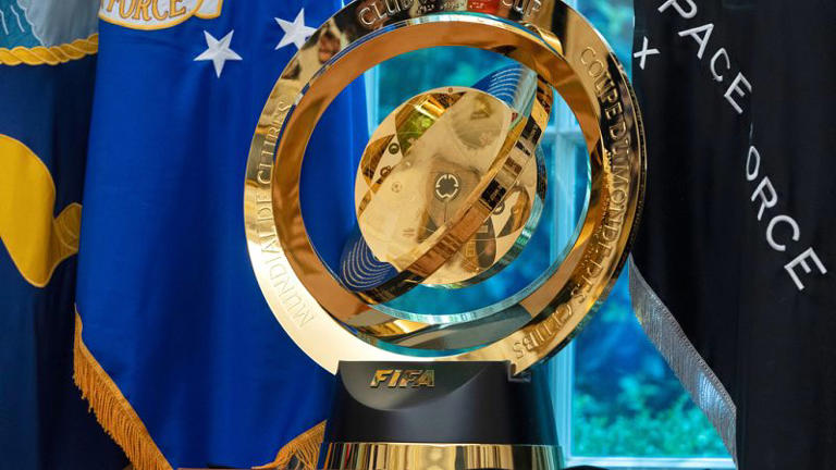 Le trophée de la Coupe du monde des clubs de la FIFA est visible dans le bureau ovale de la Maison Blanche, mercredi 7 mai 2025, à Washington.